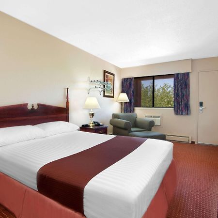 Howard Johnson By Wyndham Red Deer Exteriör bild