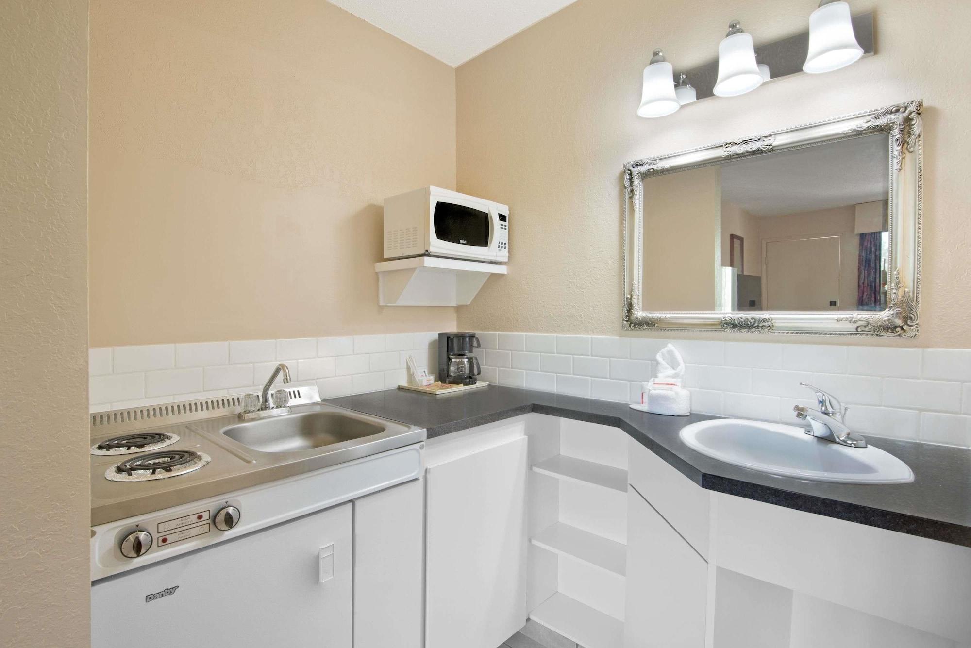 Howard Johnson By Wyndham Red Deer Exteriör bild